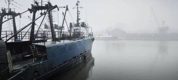 タグボートと漁船 トロール船 は港の桟橋に係留された 濃い白い霧 ラトビア バルト海 パノラマビュー サービス 貨物輸送 — ストック写真