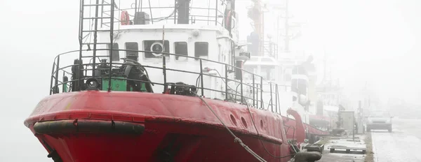 Barcos Remolcadores Barcos Pesqueros Arrastreros Amarrados Muelle Puerto Niebla Blanca —  Fotos de Stock