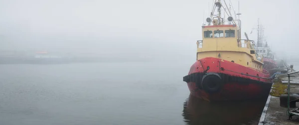 Fartyg Bogserbåtar Och Fiskebåtar Trålare Förtöjda Vid Brygga Hamn Tjock — Stockfoto