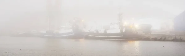Limandaki Bir Rıhtıma Demirlenmiş Gemiler Römorkörler Balıkçı Tekneleri Kalın Beyaz — Stok fotoğraf