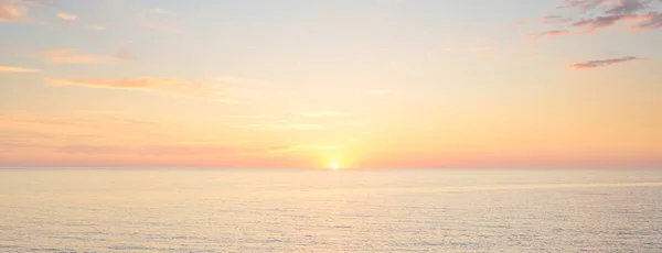 Orilla Del Mar Báltico Bajo Cielo Azul Con Brillantes Nubes — Foto de Stock