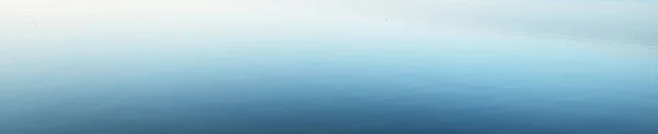 澄んだ青い輝く空 水面の質感 夢のような景色 生態学のテーマ リラクゼーション 瞑想の概念 パノラマ画像 — ストック写真