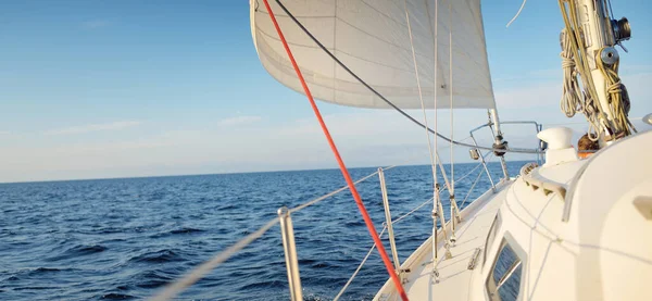 Balandra Blanca Yate Aparejado Navegando Mar Abierto Atardecer Cielo Despejado —  Fotos de Stock