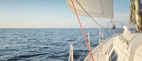 Sloop Branco Sabotou Iate Navegando Mar Aberto Pôr Sol Céu — Fotografia de Stock