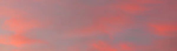 Cielo Blu Chiaro Rosa Incandescente Cirri Dorati Nubi Cumulus Dopo — Foto Stock