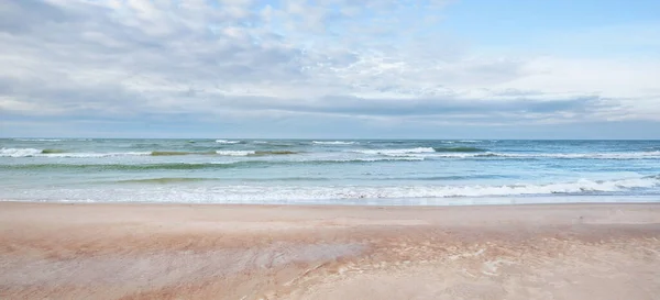 从沙岸 俯瞰波罗的海全景 戏剧化的天空闪烁着灿烂的云彩 波浪和水花 Idyllic海景 温暖的冬季天气 气候变化 — 图库照片
