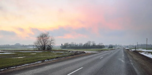 Autobahn Neue Asphaltstraße Durch Feld Und Wald Bei Sonnenuntergang Stromleitung — Stockfoto
