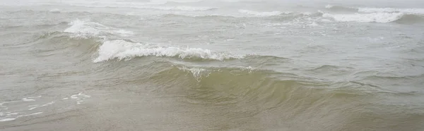 Балтийское Море Густом Белом Тумане Волны Брызги Воды Буря Естественные — стоковое фото