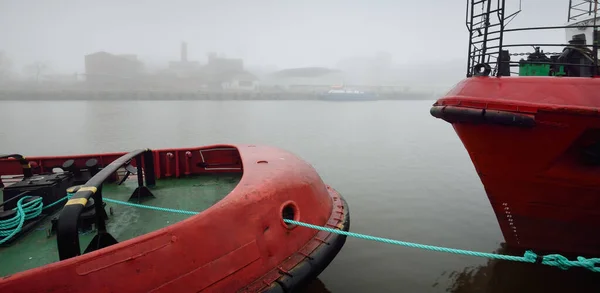 Navios Rebocadores Barcos Pesca Arrastões Atracados Num Cais Porto Nevoeiro — Fotografia de Stock