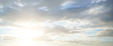 Fırtınadan sonra açık mavi gökyüzü. Yumuşak güneş ışığı. Panoramik görüntü, doku, arkaplan, grafik kaynakları, tasarım, kopyalama alanı. Meteoroloji, cennet, umut, barış kavramı