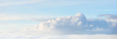 Fırtınadan sonra açık mavi gökyüzü. Yumuşak güneş ışığı. Panoramik görüntü, doku, arkaplan, grafik kaynakları, tasarım, kopyalama alanı. Meteoroloji, cennet, umut, barış kavramı