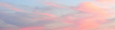 Açık mavi gökyüzü. Pembe ve altın rengi sirrus ve kümülüs bulutları fırtına üstüne, yumuşak güneş ışığı. Dramatik gün batımı bulutları. Meteoroloji, cennet, barış, grafik kaynakları, pitoresk panoramik manzara