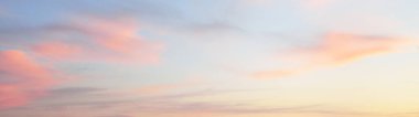 Açık mavi gökyüzü. Pembe ve altın rengi sirrus ve kümülüs bulutları fırtına üstüne, yumuşak güneş ışığı. Dramatik gün batımı bulutları. Meteoroloji, cennet, barış, grafik kaynakları, pitoresk panoramik manzara