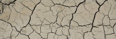 Çatlak asfalt yol, doku, yakın çekim. Monokrom, siyah beyaz görüntü, grafik kaynaklar, soyut desen. Tehlikeli sürüş, güvenlik, ekonomik düşüş ve sosyal sorunlar