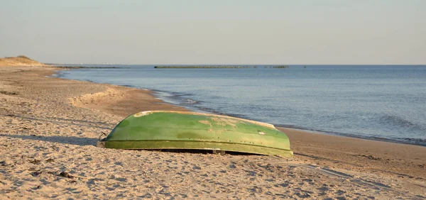 波罗的海沙滩 上的一条绿色旧渔船 从拉脱维亚Pape村海岸俯瞰立陶宛 帕兰加 Idyllic春天的风景 — 图库照片