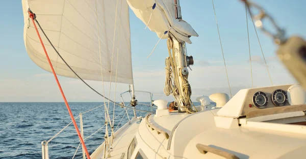 Weiße Schaluppe Getakelte Yacht Die Bei Sonnenuntergang Auf Offener See — Stockfoto