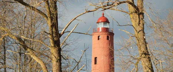 Açık Bir Kış Gününde Eski Kırmızı Akmenrags Deniz Fenerine Giden — Stok fotoğraf