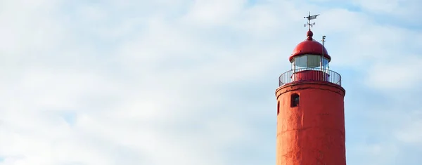 Starý Červený Maják Akmenrags Proti Jasně Modré Obloze Zářícími Mraky — Stock fotografie