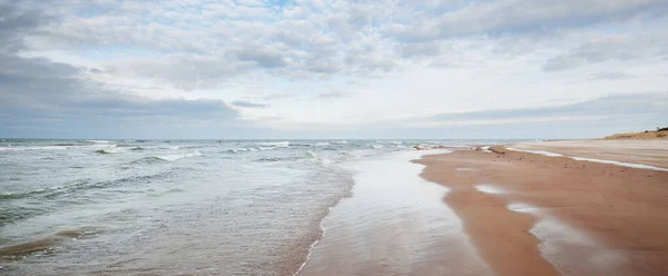 Panoramautsikt Över Östersjön Från Sandstrand Sanddyner Dramatisk Himmel Med Glödande — Stockfoto