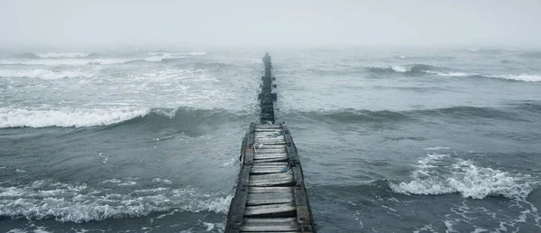 Балтийское Море Густом Белом Тумане Старый Пирс Причал Волны Брызги — стоковое фото