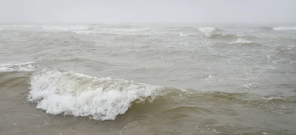 Kalın Beyaz Bir Sis Içinde Baltık Denizi Dalgalar Sıçratma Fırtına — Stok fotoğraf