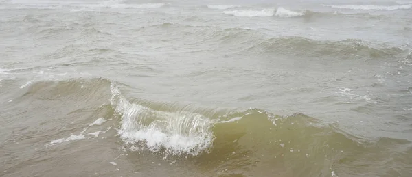 Morze Bałtyckie Gęstej Białej Mgle Fale Chlapanie Wodą Burza Naturalne — Zdjęcie stockowe