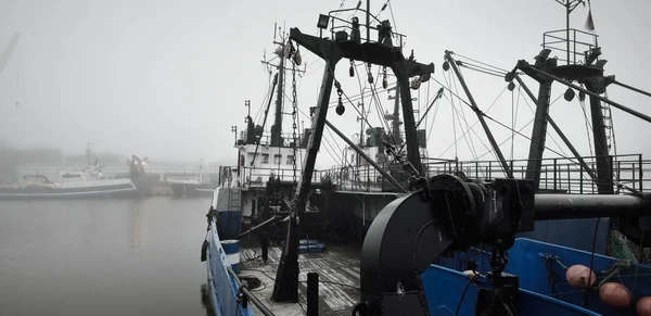 Sleepboten Vissersboten Trawlers Afgemeerd Aan Een Pier Een Haven Dikke — Stockfoto