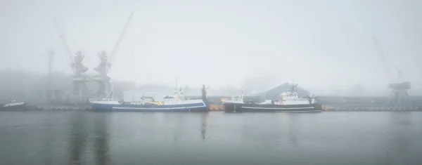 Tugboats Fishing Boats Trawlers Moored Pier Harbor Thick White Fog — Stock Photo, Image