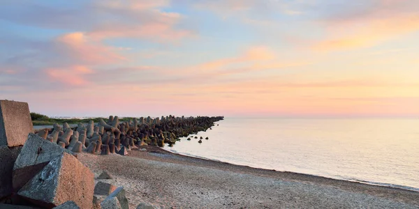 Ostseestrand Unter Blauem Himmel Mit Leuchtend Rosa Und Goldenen Sonnenuntergangswolken — Stockfoto