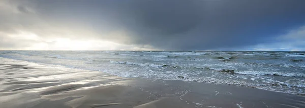 Panoramisch Uitzicht Oostzee Vanaf Een Zandstrand Zandduinen Dramatische Hemel Met — Stockfoto