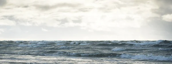 Panoramiczny Widok Morze Bałtyckie Piaszczystego Brzegu Wydmy Dramatyczne Niebo Ciemnymi — Zdjęcie stockowe