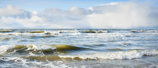 Panoramisch Uitzicht Oostzee Vanaf Zandkust Zandduinen Dramatische Hemel Met Gloeiende — Stockfoto