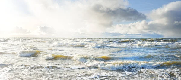 모래가 바라본 발트해의 빛나는 태양의 광선으로 파도와 튀었지 조경을 덴마크 — 스톡 사진