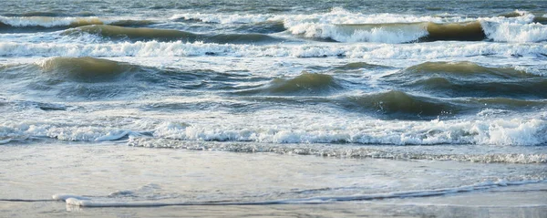 Panoramisch Uitzicht Oostzee Vanaf Zandkust Zandduinen Golven Waterspatten Schuim Zeegezicht — Stockfoto