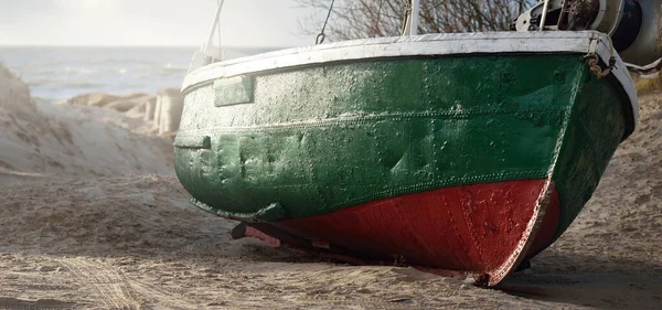 古老的绿色渔船矗立在波罗的海沙滩上的一个小村庄的陆地上 Jurmalciems Latvia 粮食生产 农村地区 — 图库照片