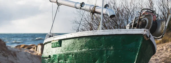Stará Zelená Rybářská Loď Stojící Pevnině Malé Vesnici Písčité Pobřeží — Stock fotografie