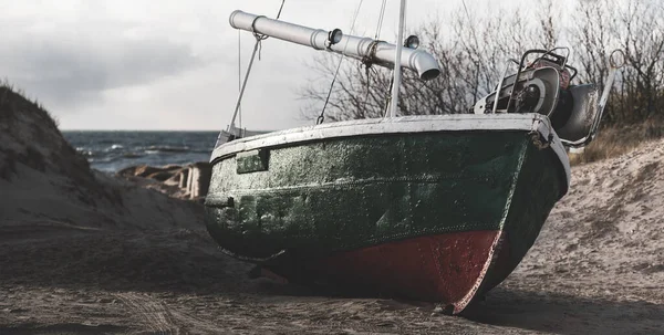 Старая Зеленая Рыбацкая Лодка Стоящая Суше Маленькой Деревне Песчаный Берег — стоковое фото