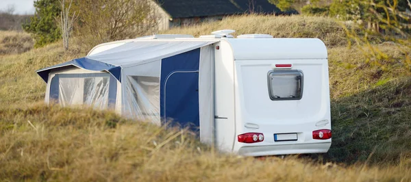 Wohnwagenanhänger Der Einem Klaren Frühlingstag Auf Einer Grünen Wiese Einem — Stockfoto