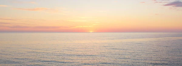 Mar Báltico Atardecer Cielo Dramático Nubes Brillantes Azules Rosadas Suave — Foto de Stock