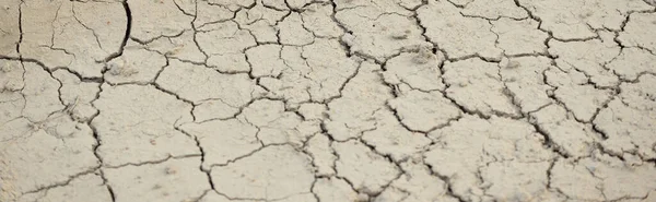 Çatlak asfalt yol, doku, yakın çekim. Monokrom, siyah beyaz görüntü, grafik kaynaklar, soyut desen. Tehlikeli sürüş, güvenlik, ekonomik düşüş ve sosyal sorunlar