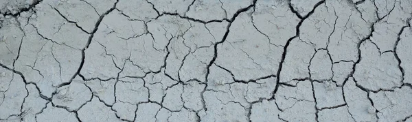 Çatlak asfalt yol, doku, yakın çekim. Monokrom, siyah beyaz görüntü, grafik kaynaklar, soyut desen. Tehlikeli sürüş, güvenlik, ekonomik düşüş ve sosyal sorunlar