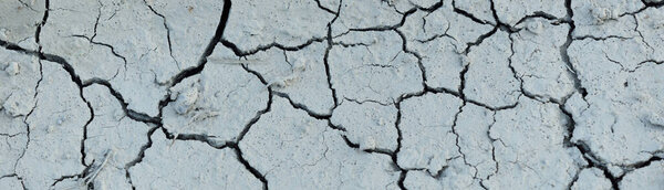 Асфальтовая дорога, текстура, крупный план. Монохромное, черно-белое изображение, графические ресурсы, абстрактный рисунок. Опасное вождение, безопасность, экономический спад и социальные проблемы концепции