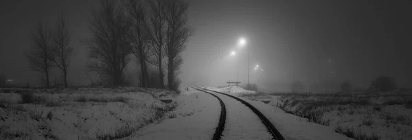 Ночью Освещенная Заснеженная Железная Дорога Атмосферный Зимний Пейзаж Черно Белое — стоковое фото