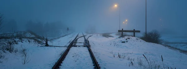 Verlichte Besneeuwde Spoorweg Nachts Sfeervol Winterlandschap Mysterieus Blauw Licht Vervoer — Stockfoto