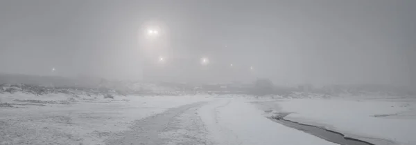 被白雪照亮的波罗的海海岸 后台的港口终端 黑色和白色的冬季风景 环境破坏 燃料和发电概念 — 图库照片