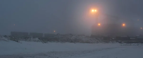 被白雪照亮的波罗的海海岸 后台的港口终端 概念冬季景观 环境破坏和养护 燃料和发电概念 — 图库照片