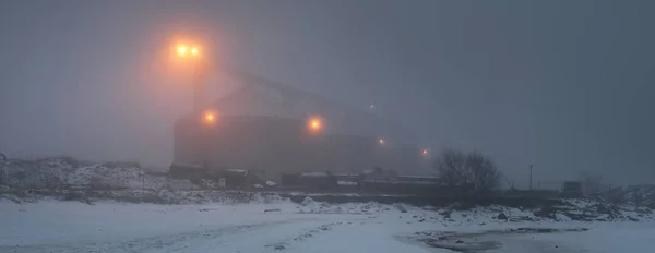 被白雪照亮的波罗的海海岸 后台的港口终端 概念冬季景观 环境破坏和养护 燃料和发电概念 — 图库照片