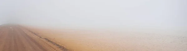 Spiaggia Sabbiosa Una Fitta Nebbia Dopo Una Bufera Neve Deserto — Foto Stock