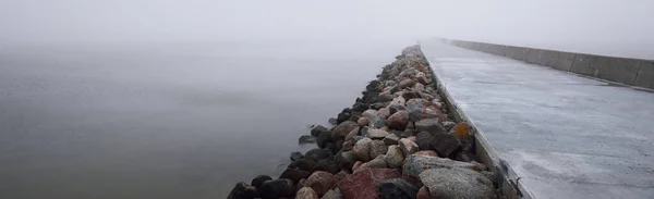 Панорамный Вид Балтийское Море Песчаного Побережья Прогулка Маяку Волнорезы Толстый — стоковое фото