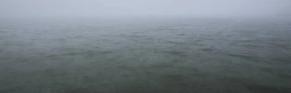 从沙滩海岸俯瞰波罗的海全景 浓密的白雾 气候变化 沉船的概念 风景如画的单色风景 — 图库照片